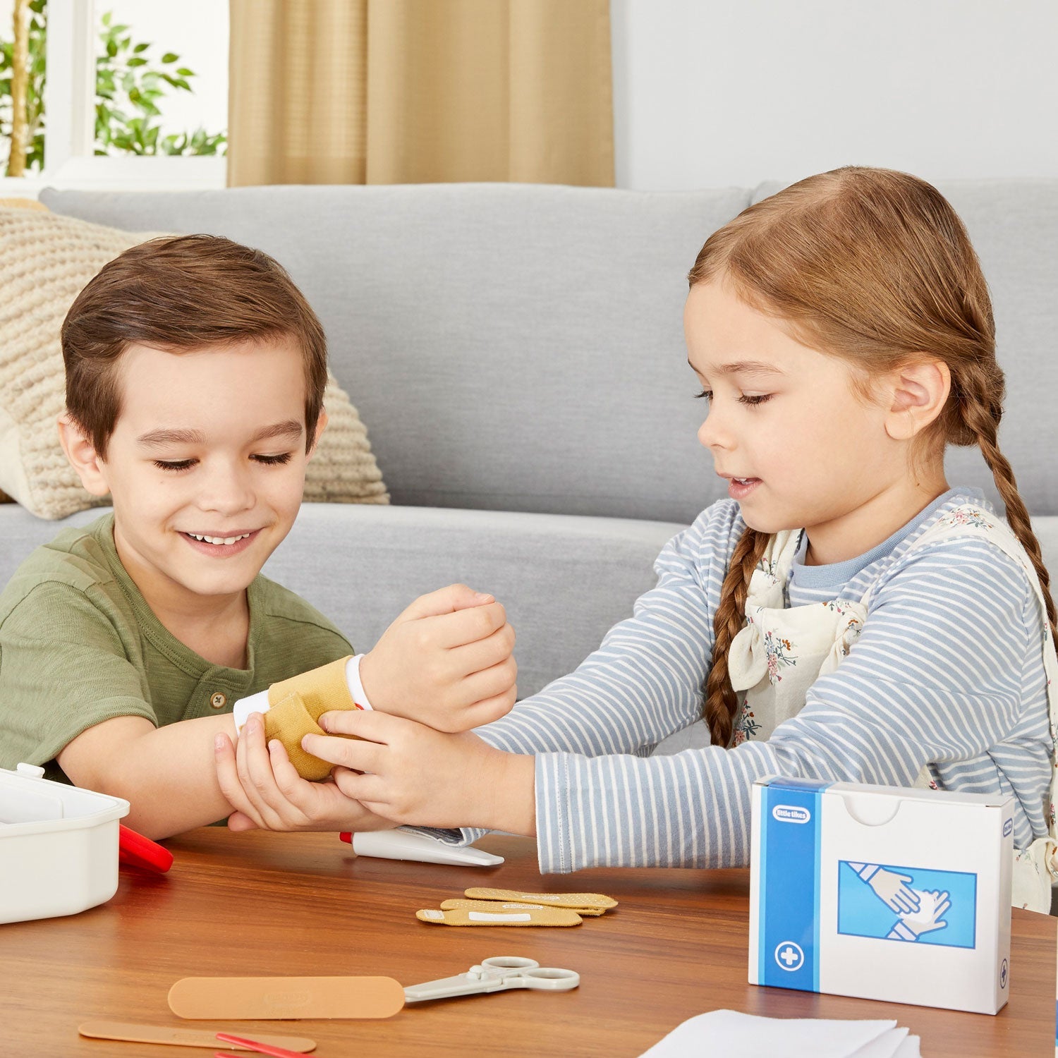 First Aid Kit – Pretend Play Medical Set / Little Tikes Classic