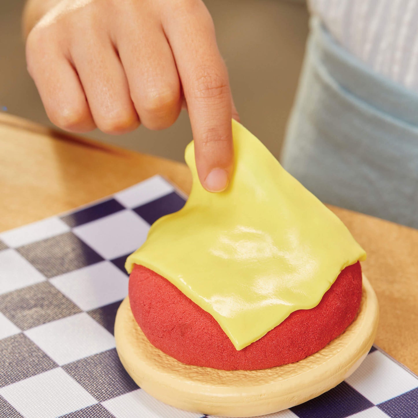Creative Chefs Cheeseburger and Fries Kit / Little Tikes Value