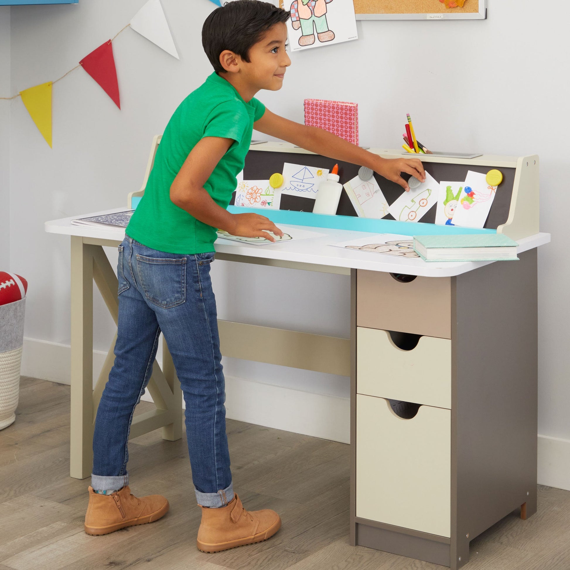 2-in-1 Chalkboard Desk / Little Tikes Trending