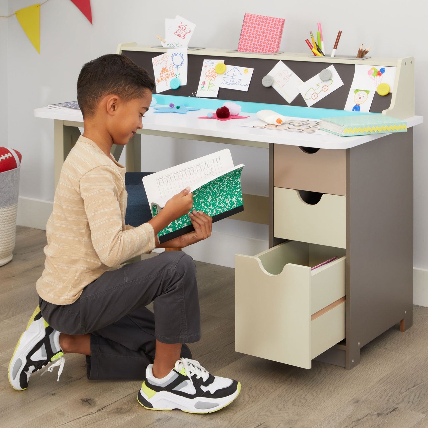 2-in-1 Chalkboard Desk / Little Tikes Trending