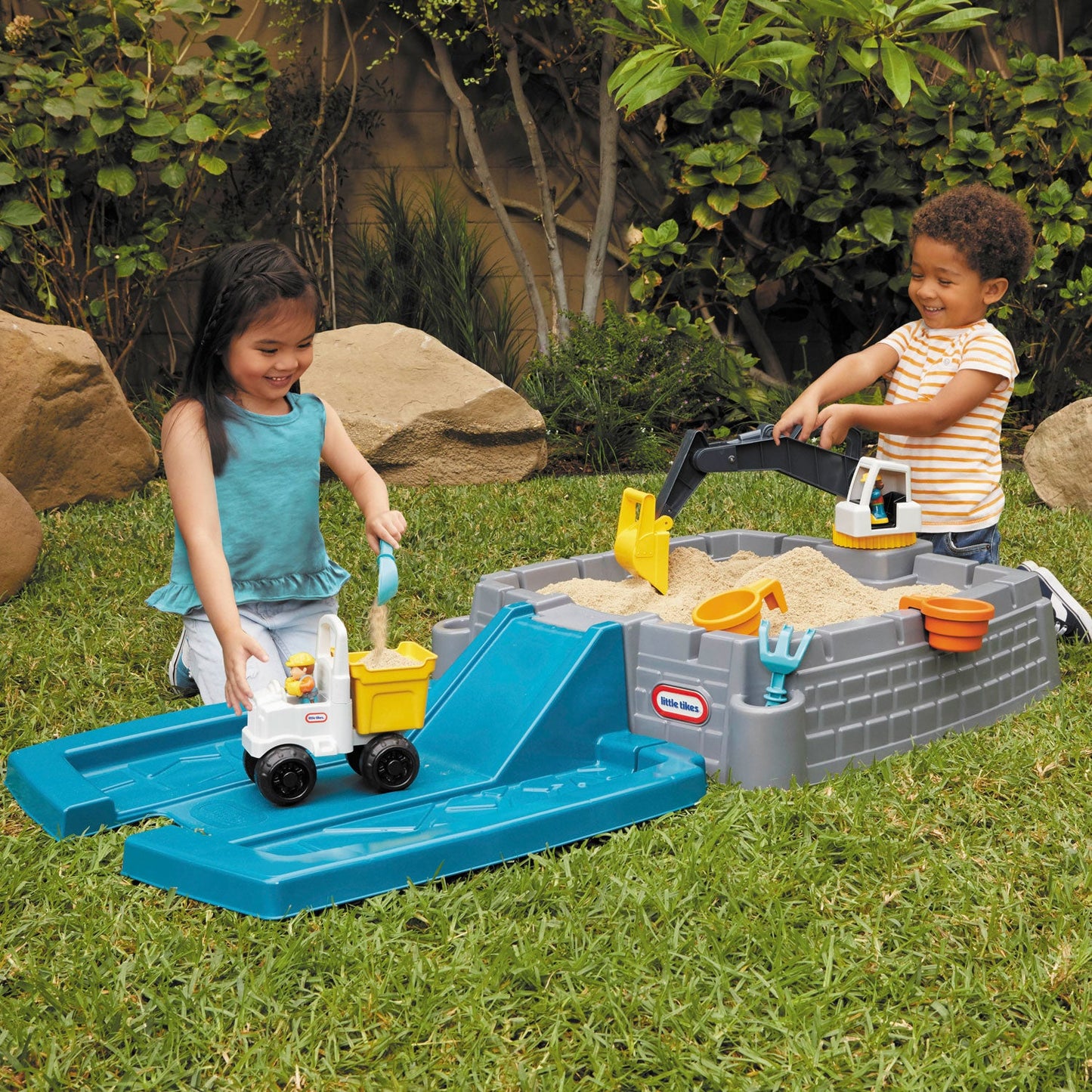 Dirt Diggers Excavator Sandbox / Little Tikes Trending