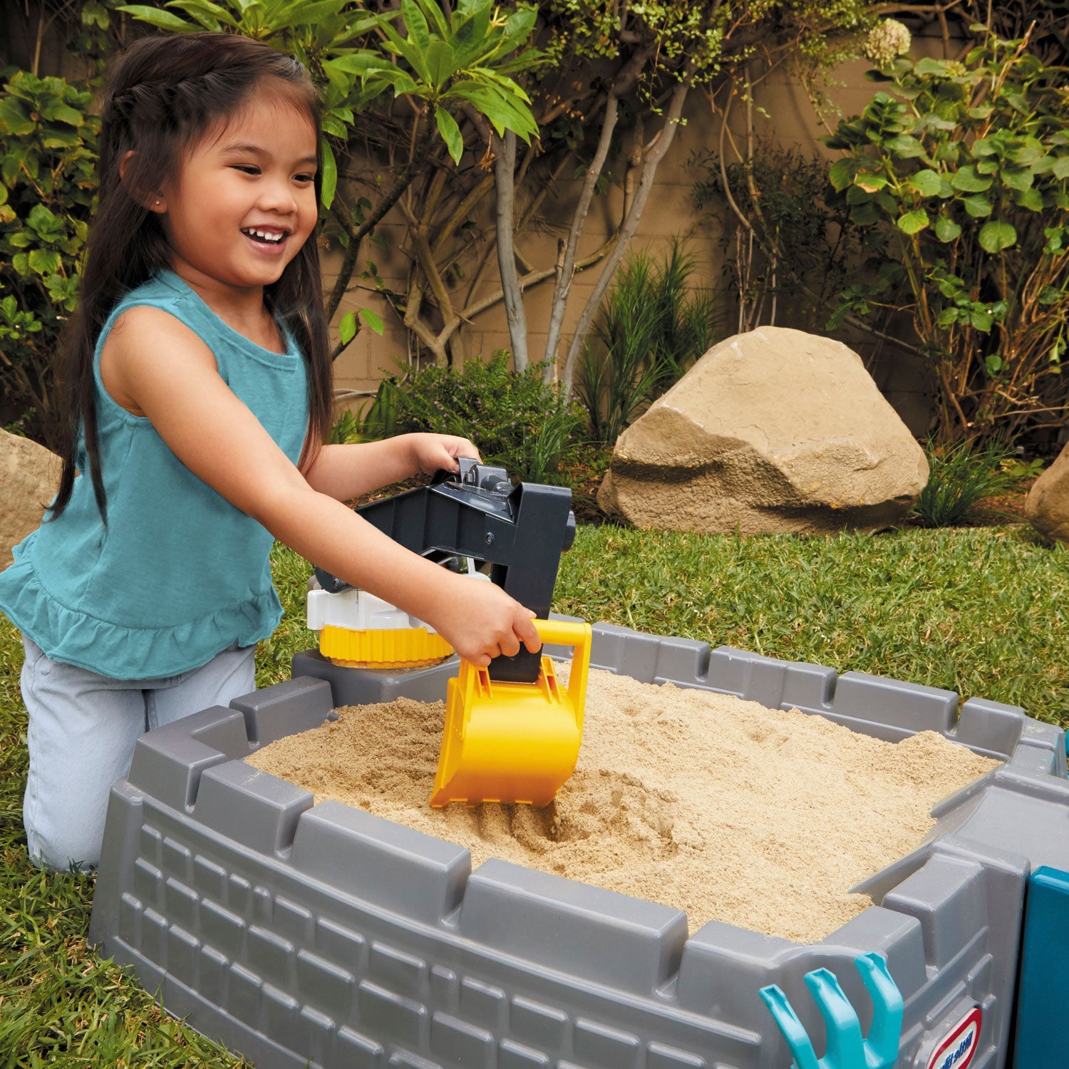 Dirt Diggers Excavator Sandbox / Little Tikes Trending