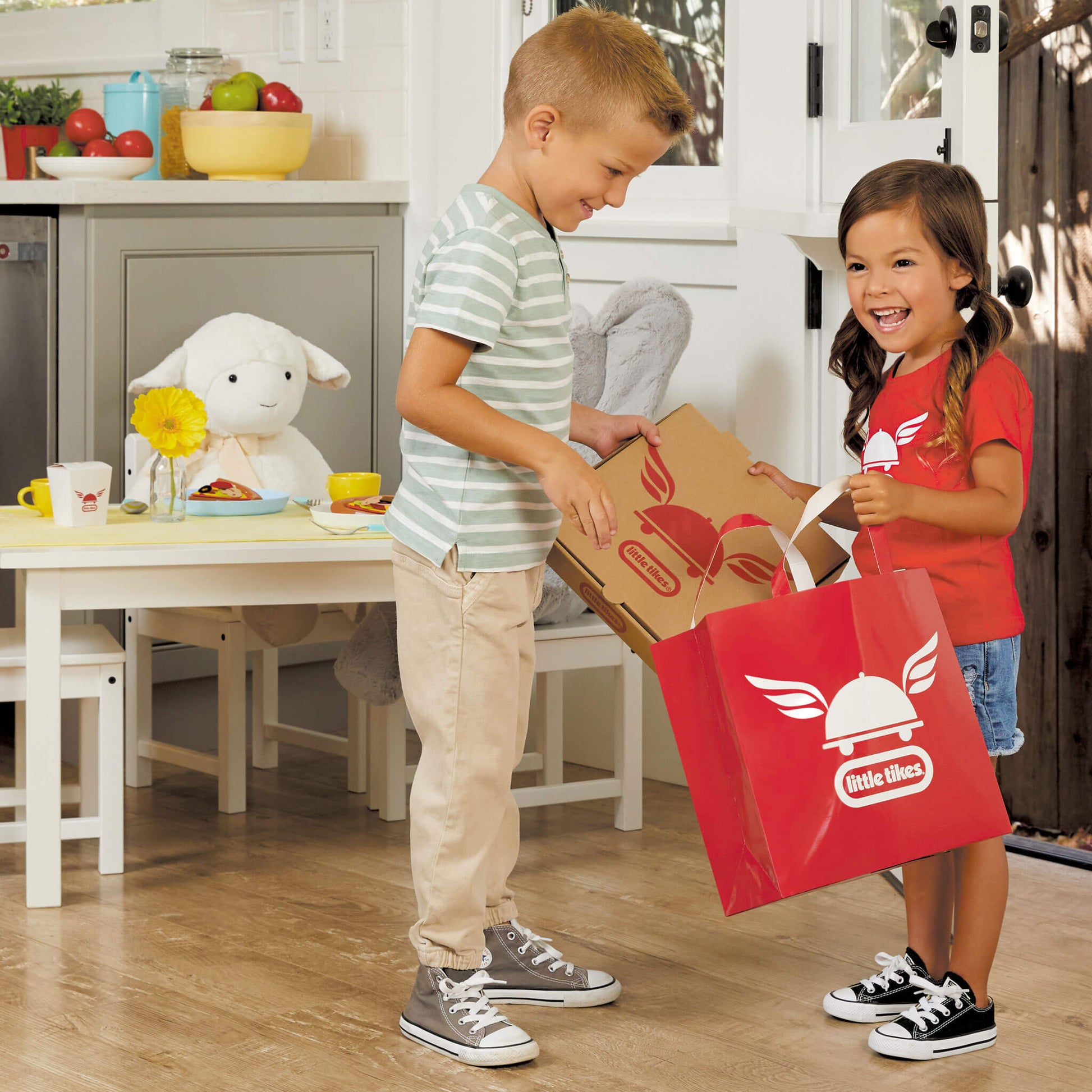 First Food Delivery Set - Pretend Play Kitchen Toy / Little Tikes Trusted